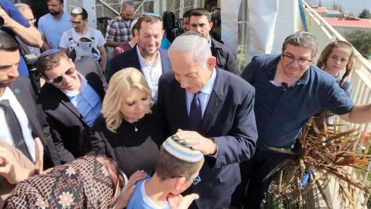 נתניהו הגיע לנחם את משפחת הנרצחים וברך את הבן הצעיר