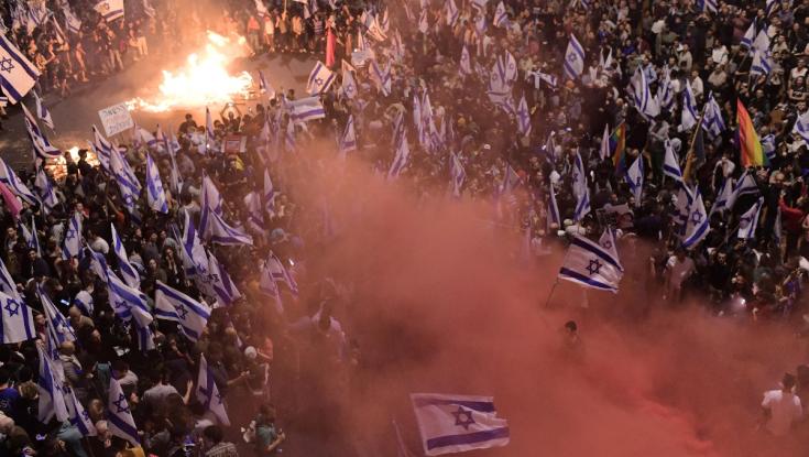 הדחת גלנט: המונים יצאו לרחובות, שוטרים נפצעו ואיילון נפתח לתנועה