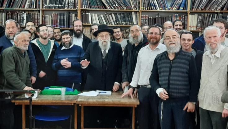לאחר סיום פרשת המפתח: אברכי ותלמידי ישיבת מרכז הרב הגיעו להתפלל עם הרב אריה שטרן