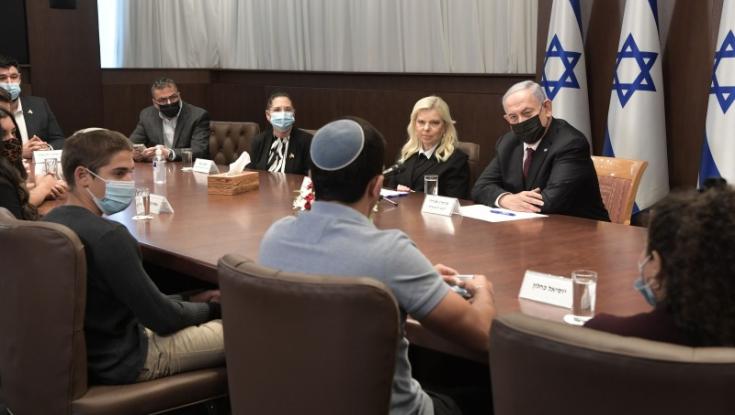 הזוג נתניהו נפגש עם יתומי צה"ל: "כאילו כרתו לך יד או רגל"