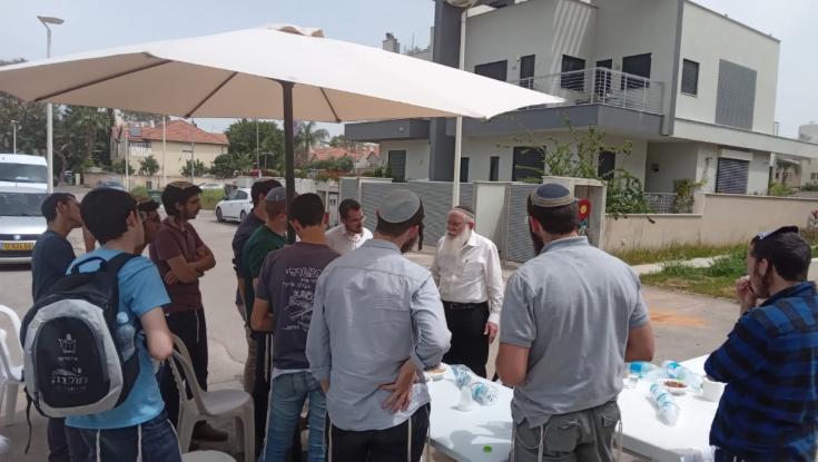 רבנים סרוגים מול ביתו של ניר אורבך: "זו בושה וחרפה"