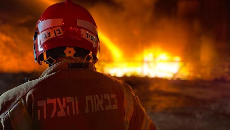 אחרי 12 שעות: כובתה השריפה העצומה במפעל בהר חברון | צפו בתיעוד