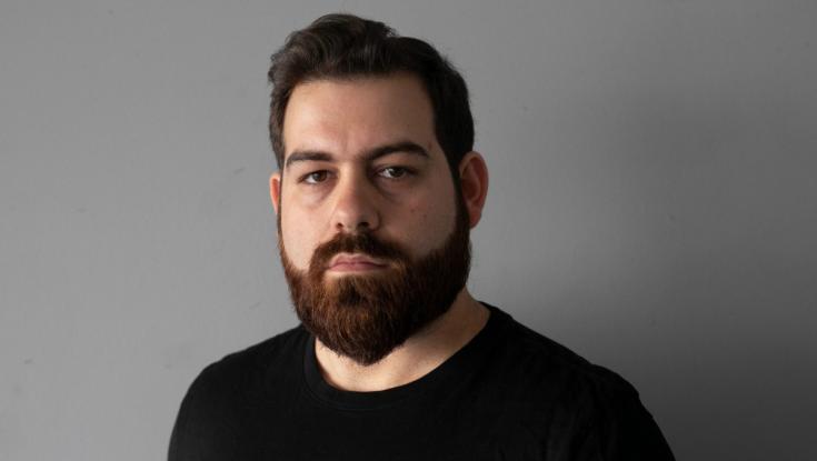 מעבר מפתיע: הכתב הסרוג עוזב את ישראל היום ועובר לידיעות אחרונות
