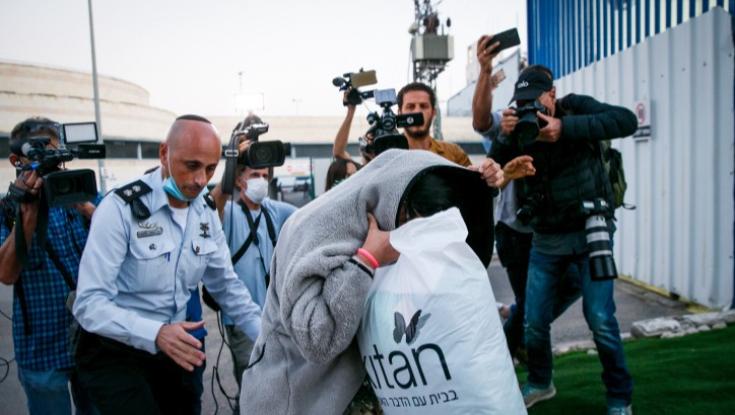 כרמל מעודה נכנסה לכלא: ההורים חגגו בחוץ עם שמפניות