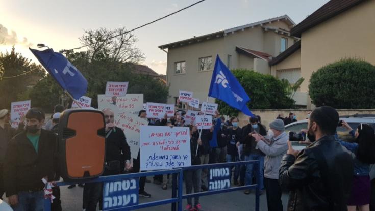 הלחץ על ימינה מתגבר: פעילי ליכוד הפגינו מול בתיהם של בנט ושקד