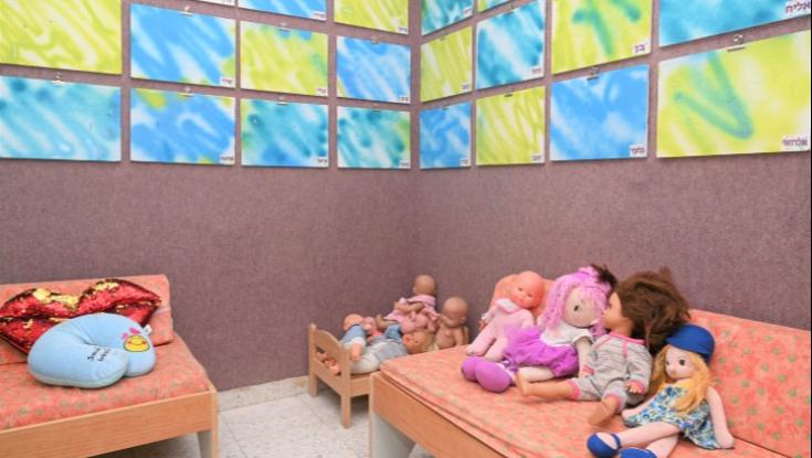 בעזרת חיתול בד: מטפלת קשרה פעוטות במעון בנווה דניאל