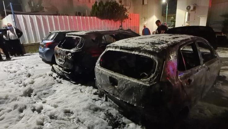 רכבים פרטיים ומשאיות הוצתו בלוד | ראש העיר: "תג מחיר נגד תושבים תמימים"