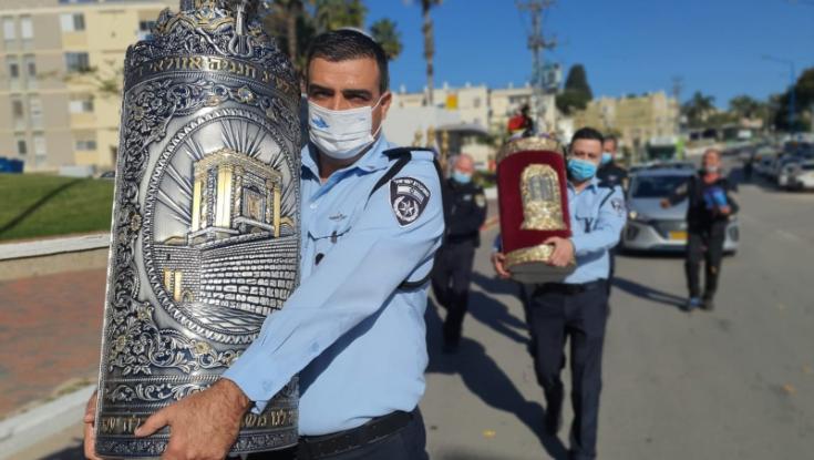 הוגש כתב אישום נגד חשוד בגניבת 7 ספרי תורה מבית כנסת בשדרות