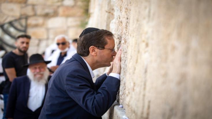 הנשיא ידליק נר ראשון במערת המכפלה: בסיעת מרצ זועמים