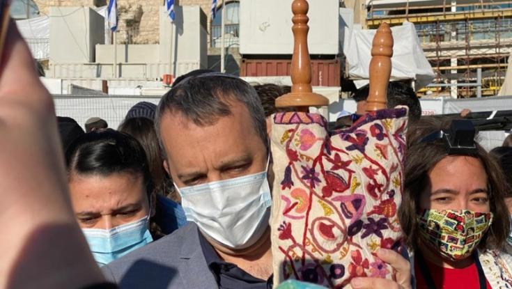 עימותים בכותל: גלעד קריב הכניס ספר תורה בשביל נשות הכותל