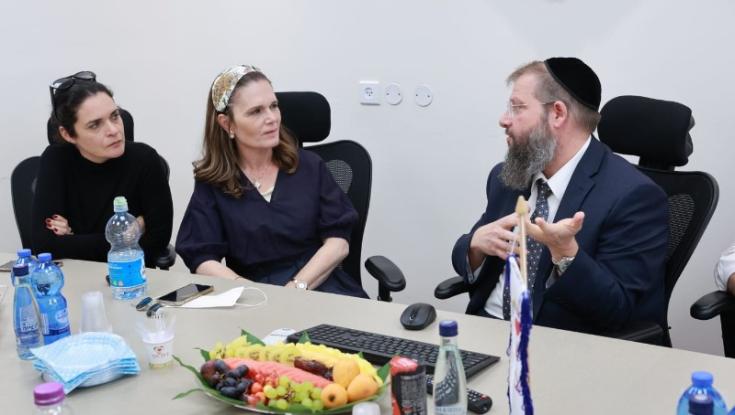 קואליציה רחבה: וולדיגר ומואטי ביקרו ב'בית חם'