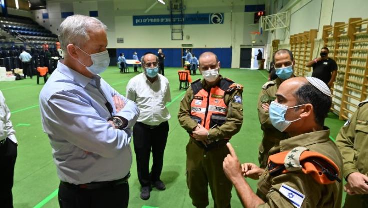 גנץ סייר בבני ברק: "כשמסתירים מידע מישהו נפגע"
