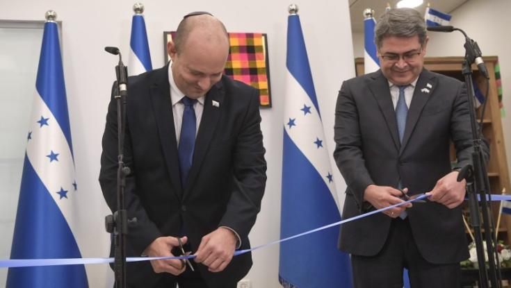 מרגש: בנט בברכת שהחיינו ו"אם אשכחך" - צפו