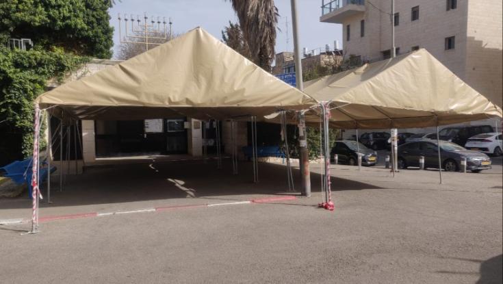 עיריית ירושלים נגד מנייני הקורונה: צווי פינוי חולקו למתחמי התפילה