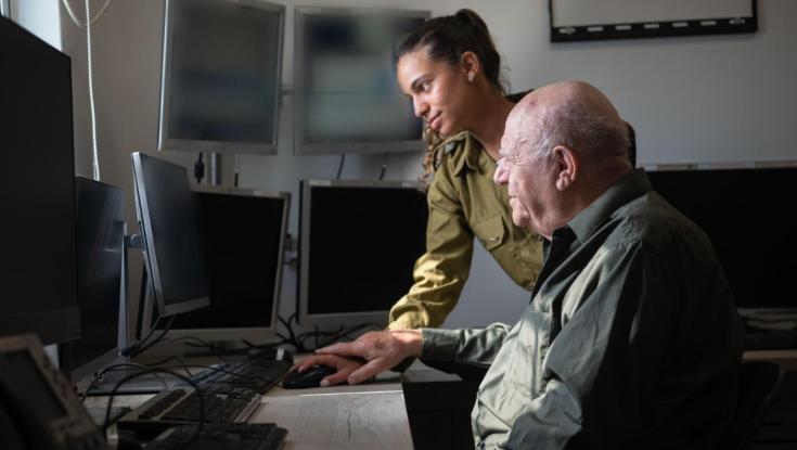 השתתף בהשמדת הכור בעיראק והפעיל את הצפירה: שורד השואה סגר מעגל עם נכדתו