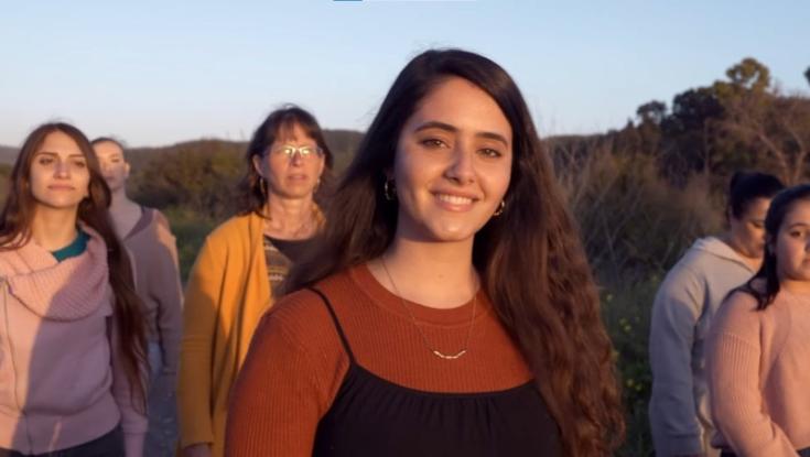 מרגש: המשפחות השכולות  בביצוע ל"שיר של יום חולין" | צפו