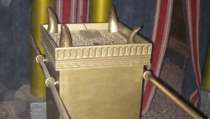 פרשת תצוה: וְעָשִׂיתָ מִזְבֵּחַ מִקְטַר קְטֹרֶת
