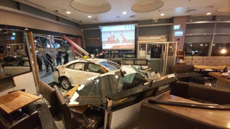 תל אביב: מונית פגעה במסעדה - 5 פצועים קל