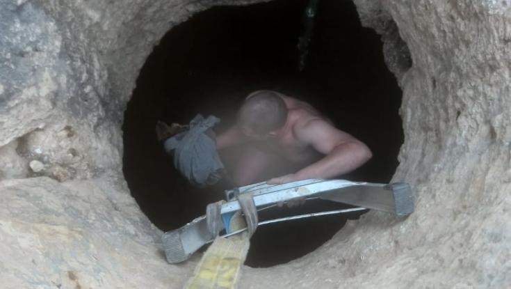 עוף טורף חולץ מבור מים בעומק 8 מטרים, צפו בשחרור המרגש