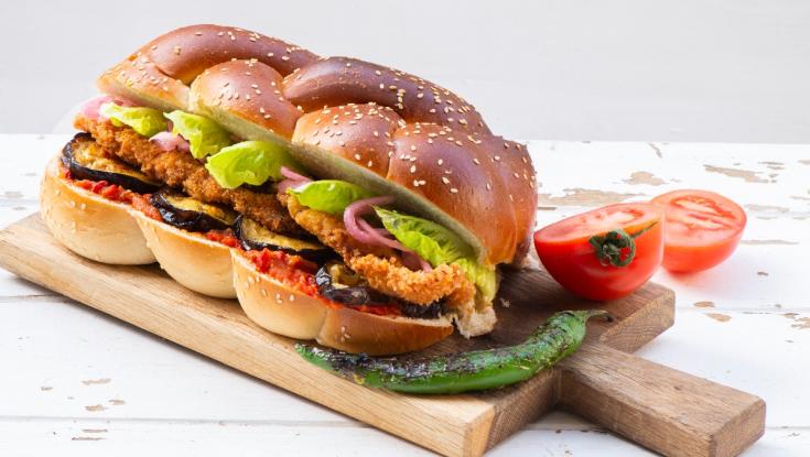 לקוח לא קיבל טחינה וחצילים בכריך ותקף את הבעלים