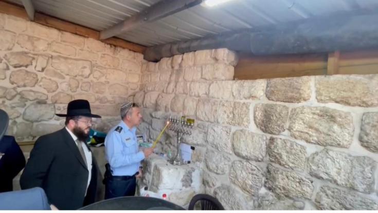 יחד עם בכירי משטרה: הדלקת נרות חנוכה בעיר הערבית בגליל