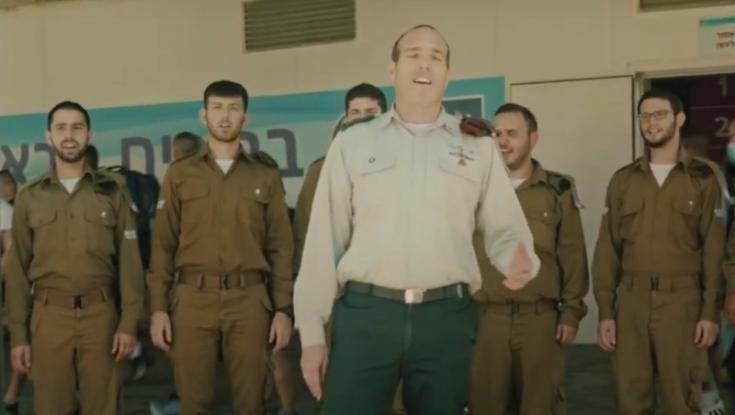 החזן הצבאי הראשי בביצוע לשיר תפילה לחיילים שחיברו רבני צהר