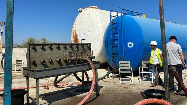 שילוב מסוכן: המשטרה פשטה ותפסה 5 מיכלי ענק של דלק בשטח אש