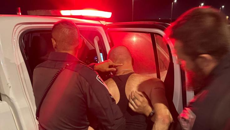 חשוד בגניבת מונית ובתוכה בחורה נעצר לאחר מרדף וירי לגלגלים