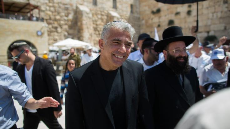 בר המצווה בכותל הופסקה על ידי מתפרעים חרדים - לפיד התקשר להתנצל