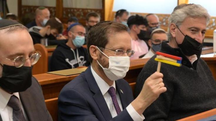 "רצוי לכל אחיו" נשיא המדינה ורעייתו השתתפו בקריאת מגילה בעיר בית שמש