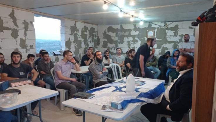 בצל הפיגוע הקשה | תנועת בני עקיבא, רבנים וותיקי ההתישבות הגיעו לישוב החדש אביתר