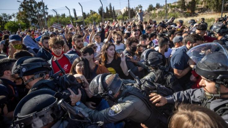 החרפה במתיחות בירושלים: המשטרה חסמה מתפללים | האמירויות מגנה את ישראל
