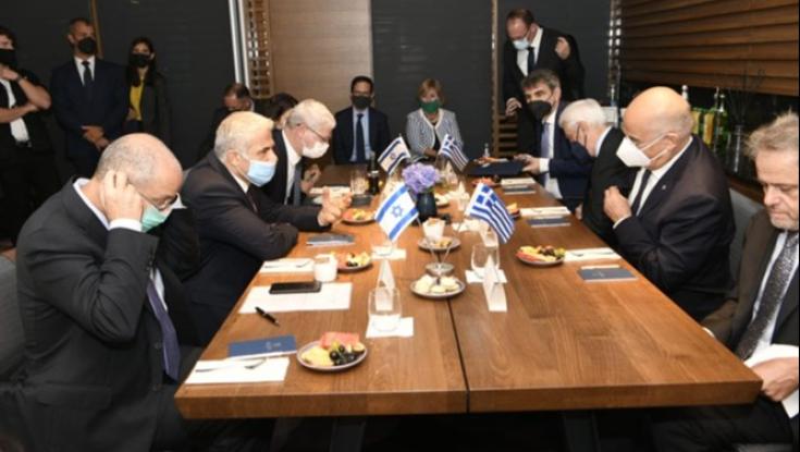 עשרות חולים שבו מיוון: לפיד אירח את שר החוץ היווני בנתב"ג