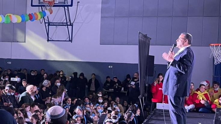 משה ליאון מפרגן לתנועת עזרא