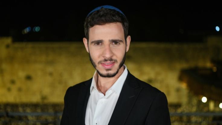מכנסיים קצרים וסנדלים, חליפה מכובדת: כך באמת נראה הכתב הסרוג במהלך השידור