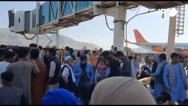 אפגניסטן: המונים צובאים על שדה התעופה בניסיון לברוח