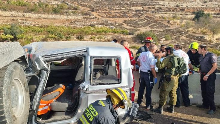 תאונת דרכים קשה בגוש עציון: שני לכודים חולצו