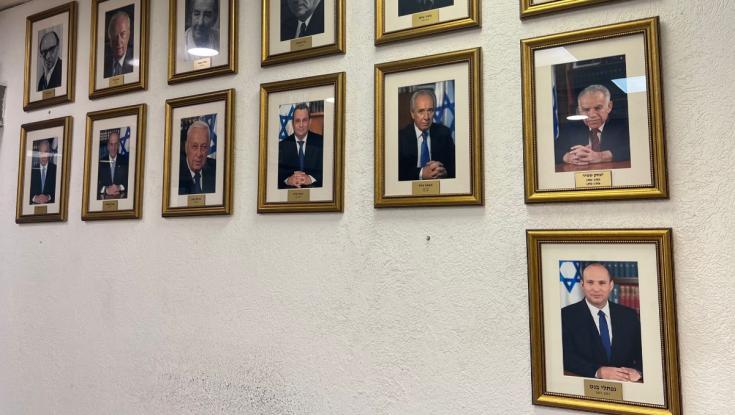כבר היסטוריה: תמונתו של נפתלי בנט נתלתה על קיר ראשי הממשלה
