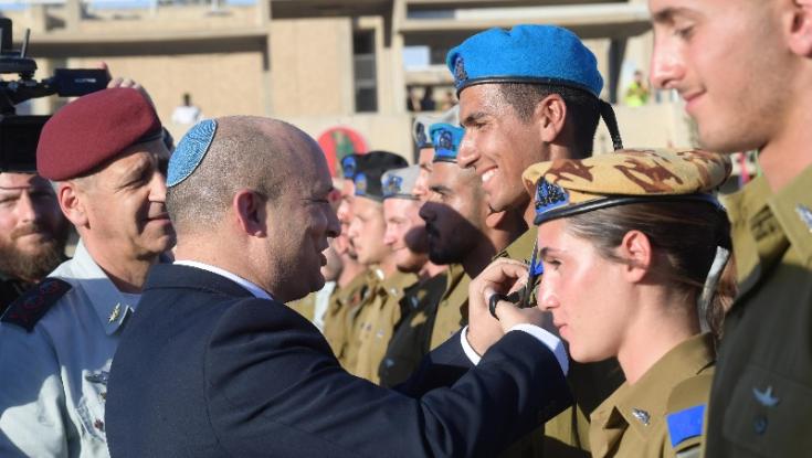 בנט בסיום קורס קצינים: "אם נידרש להפעיל את עוצמתנו נהיה קטלניים"