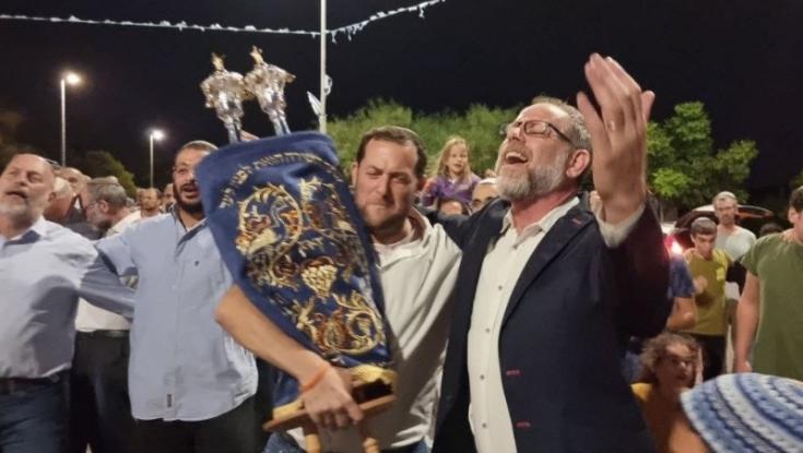 10 חודשים לפיגוע המזעזע: ספר תורה לזכר אסתר הורגן הוכנס ביישוב טל מנשה