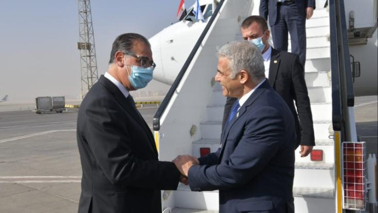 לפיד יצא לביקור מדיני בקהיר, ישיב למצרים פריטים ארכיאולוגים