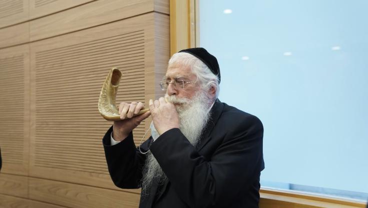תקיעת שופר בכנסת: פרוש עושה הכל כדי להפריע לגלעד קריב | צפו