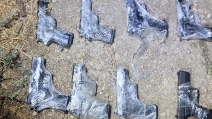 "10 אקדחים ארוזים בתוך שק": סוכלה הברחת נשק בגבול ירדן