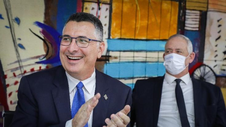 הליכוד ימנע בחירות? ההצעות המפתות לבני גנץ וגדעון סער