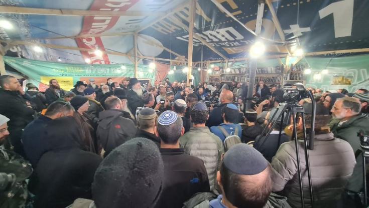 מסע ההלוויה החל: מאות הגיעו לישיבת חומש