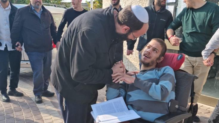 רב בן 25 שמתמודד עם שיתוק מוחין: הסיפור המדהים של אורי שחור