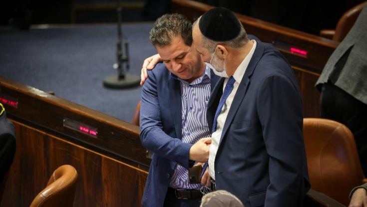 בדרך הביתה: אריה דרעי נפרד בחיבוק מאיימן עודה