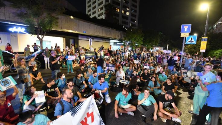 המתמחים חוסמים את הגישה לביתו של הורוביץ: "בוא תעשה תורנות של 26 שעות"