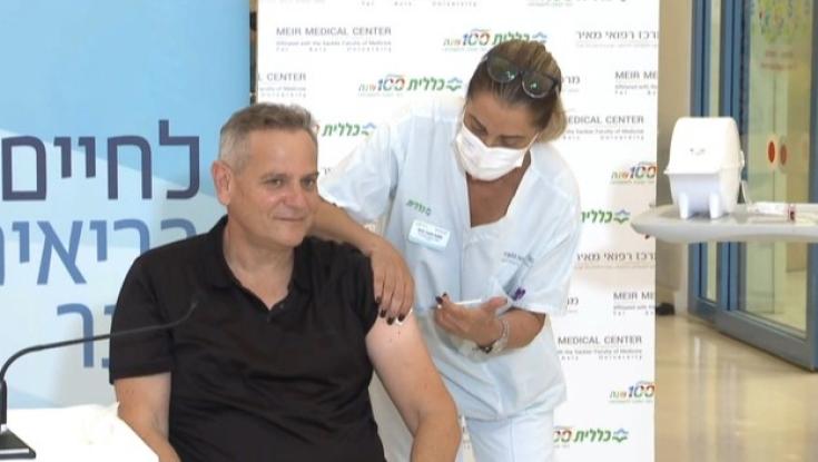 שר הבריאות התחסן במנה השלישית: "נחסן גם בבתי ספר"