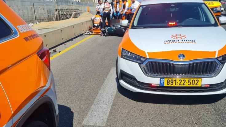 אב ובתו שרכבו על אופנוע נפצעו בתאונה בכביש 2